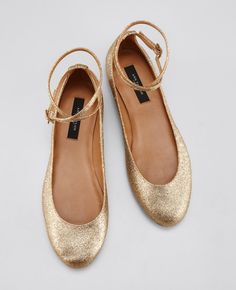 20 Adorable, dance-floor approved flats for your wedding day - Wedding Party Babe Shoes, Gold Wedding Shoes, Glitter Ballet Flats, Ideas Fiesta, Glitter Flats, Wedding Flats, Gold Flats, Prom Shoes, Girly Stuff