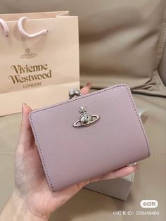 Wallets For Women Aesthetic, Wallets Aesthetic, School Bag Essentials, Inside My Bag, Best Friend Outfits, Girly Accessories