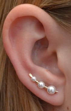 This understated elegant graduated freshwater pearl earring pin is the perfect addition to your jewelry collection. Pearls symbolize many things including the purity, generosity, integrity, and loyalty of its wearer. Note: the pic was taken on a smaller adult ear, so the look may vary depending on the size of your ear :). Besides excellent spring and summer wear, these also make excellent Brides, or Bridesmaids earrings! We also offer a 5 and 7 gem (longer) ear pin in a different listing. Only o Unique Pearl Earrings, Gold Ear Climbers, Pearl Earrings Gold, Pearl Top, Ear Pin, Silver Ear Climbers, Ear Crawlers, Ear Climber, Ear Climbers