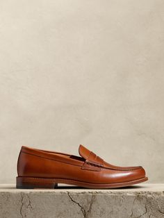 A classic penny loafer crafted in Portugal from leather from tip to toe, we cut these with a classic almond toe and stacked leather heel so they'll serve you well for years to come.  Leather uppers.  Leather lining.  Leather soles.  Made in Portugal.  Heel height: 0. 5" (1cm) Penny Loafers For Women Outfits, How To Wear Loafers Women, Loafers Women Outfit, Dress Shoes Flats, Loafer Outfits, Loafers Outfit, Leather Loafers Women, Timeless Shoes, Comfortable Loafers