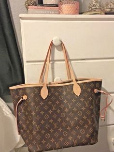 Mm Monogram, Neverfull Mm Monogram, Casual Chique, Monogram Tote Bags, Monogram Handbag, Louis Vuitton Neverfull Mm, Neverfull Mm