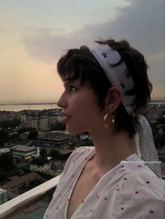 Queer Hair, Short Hair Outfits, Curly Pixie Haircuts, Short Hair Pixie Cuts, Hippie Hair, Hair Inspiration Short, Shot Hair Styles, Hair Women