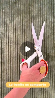 a person holding a pair of scissors in their hand with the words la honto se comparte on it