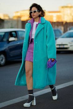 Milan Fashion Week FW20 #mfw #streetstyle through the lens of Darrel Hunter for #teenvogue #modehunter #darrelhunter #photography #stylishlooks #style & #fashion #fashionweek #fashionphotography Trenchcoat Outfit, Big Prints, Milan Street Style, Purple Skirt, Milan Fashion Weeks