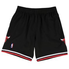 NBA Swingman Chicago Bulls 1997-98 Short Geïnspireerd door de iconische NBA-shorts gedragen tijdens het seizoen 1997-98, brengen de Chicago Bulls Black Hardwood Classics Throwback herenbasketbalshorts van Mitchell & Ness een eerbetoon aan het rijke erfgoed van het team. Vervaardigd uit duurzaam 100% polyester mesh met tricot voering, bieden deze shorts ultiem comfort en ademend vermogen tijdens intensieve wedstrijden. Een elastische tailleband met trekkoord zorgt voor een aanpasbare pasvorm, ter Black And White Socks, Puma Rs-x, Basket Noir, Puma Rs, Sport Basketball, Nba Chicago Bulls, Milwaukee Bucks