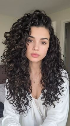 Curly Framed Face, Italian Woman Curly Hair, 2c Curly Haircut, Curly Long Haircut, Haircut For Curly Hair For Women, Curly Hair Oval Face, Curly Hairstyles Women, Curly Hair 3b, Long Curly Haircuts