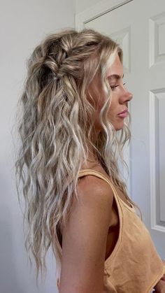 Formal Down Hairstyles Short, Fun Womens Hairstyles, Cute Med Hairstyles, Whimsical Blonde Hair, Curly Hair Color Ideas Blonde, Beach Pictures Hairstyles, Prom Hair Crimped, Beachy Hair With Braids, Summer Hairstyles Down