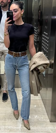 Blue Top With Jeans Outfit, Light Blue Jeans Winter Outfit, Things I Find Chic, Light Blue Jeans Outfit Winter, Kick Flare Jeans Outfit, Blue Jeans Outfit Winter, Light Blue Jeans Outfit, Blue Jeans Outfit, Flare Jeans Outfit