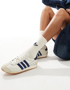 Skor från adidas Originals Under lediga dagar är det sneakers som gäller Låg design Stängs med snörning Vadderad mudd adidas signaturtryck Tålig yttersula i gummi Greppvänlig undersida