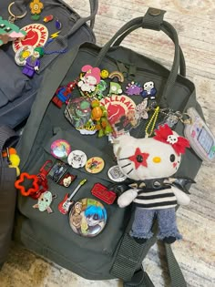 Aesthetic Backpack Accessories, Backpack Charms Diy, Bag Charms Aesthetic, Decorated Backpack, Mochila Fjallraven Kanken, Backpack Ideas, Decorated Bags, Inside My Bag