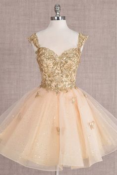 Champagne Dresses Quinceanera Damas, Gold Dress Damas, Sweet 16 Dresses With Sleeves, Gold Short Dress Quince, Gold Court Dresses, Pink And Gold Dama Dresses, Cream Dama Dresses, Damas Quinceanera Dresses, Sweet 16 Court Dresses