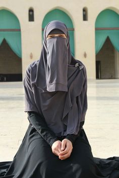 It's incomprehensible to me... Niqab Outfit, Hijaab Pics, Niqab Style, Muslimah Style, Hot Blouse, Grunge Dress