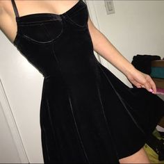 Black 20velvet 20underwire 20bustier 20skater 20dress original Velvet Homecoming Dress, Style Victoria Beckham, Velvet Bustier, Chique Outfit, Doc Martens Outfit, Tokyo Street Fashion, Peplum Tops, Black Velvet Dress, Bustier Dress