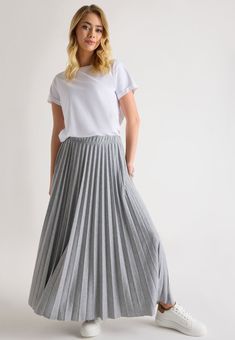 Stay stylish in this grey pleated midi skirt. Featuring an elasticated waistband in a lovely jersey material. Pair with your favourite trainers and a crop top for a stylish but casual look. Grey Skirt Outfit, Grey Pleated Skirt Outfit, Grey Skirt, Grey Maxi Skirt Outfit, Pleaded Skirt Outfits, Pleated Maxi Skirt Outfit, Knit Skirt Outfit, Skirt Outfit Casual