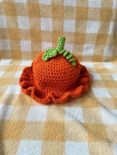 A super cute crocheted bucket hat made to look like a pumpkin. Great for October or any other time this fall! Could even be used for a Halloween costume :) Halloween Hats Crochet, Pumpkin Bucket Hat Crochet, Crochet Pumpkin Bucket Hat, Fall Crochet Ideas Aesthetic, Fall Crochet Hats, Halloween Costume Crochet, Bob Crochet, Crochet Halloween Costume, Crocheted Bucket Hat