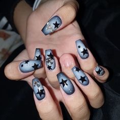 Black Star Nails Y2k, Emo Acrylic Nails, Grunge Y2k Nails, Complex Nail Designs, Grunge Nail Inspo, Punk Nails, Goth Nails, Nails Aesthetic, Grunge Nails