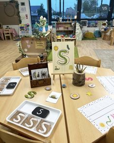 the table is set up with cards, pictures and other items for children's arts and crafts