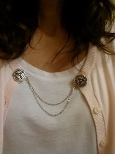 DIY Cardigan chain or Sweater chain.  Cut off the back of the button, glue on earring clips, use jump rings to connect chains. Brooch Styling, Earring Clips, Vintage Sweater Clips, Diy Cardigan, Uniform Ideas, Sweater Clips, Diy Crown, Diy Jacket