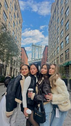 New York City Fits Winter, Nyc Friend Group Aesthetic, New York City With Friends, Family Trip To New York City, New York With Friends Aesthetic, New York Pictures Aesthetic, City Pics Instagram, Instagram Pose With Friends, Nyc Pic Inspo Winter