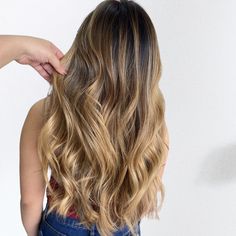 #balayage #carmelbalayage #livedincolor #dimensionalcolor #dimensionalblonde #beachwaves #longhair #hairstyles #hairgoals #hairtransformation #hairtrend Carmel Balayage, Longhair Hairstyles, Dimensional Color, Hair Transformation