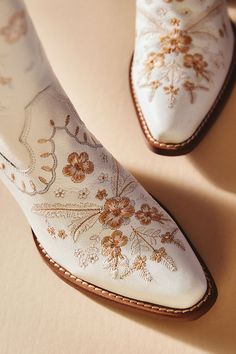 For the bride who makes her own rules, this embroidered floral cowboy boot makes a smashing statement. Perfect for an outdoor or rustic-inspired setting, this stunning style takes you from the ceremony to the dance floor in no time. | Full Bloom Leather Cowboy Boots by Dingo 1969 in White, Women's, Size: 7.5 at Anthropologie Cute Cowgirl Boots, Cowgirl Boots Outfit, Dresses With Cowboy Boots, Bota Country, Cowboy Wedding, Looks Country, Wedding Boots, Cowgirl Chic, Shoe Inspo