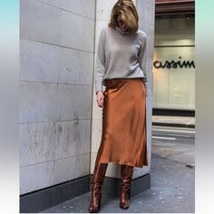 Satin Slip Skirt, Chique Outfit, Rock Outfit, Womens Skirts, Moda Chic, Satin Midi Skirt, Mode Casual, Looks Street Style