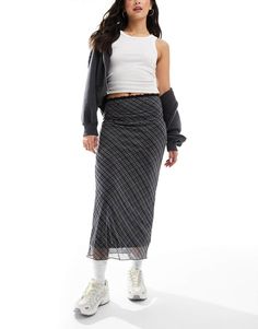 Kjol från Pull&Bear "Dag till kväll"-potential Regular midja Elastiskt resårband i midjan Spetskanter Rutig design Skir nederkant Regular fit/normal passform Mesh Maxi Skirt, Eid Outfits, Maxi Rok, Maxi Dresses Fall, Check Design, Spring Floral Dress, Mesh Skirt, Long Black Dress, Pull & Bear