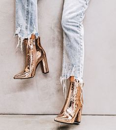 a little distressed, a little metallic. Mode Shoes, Pastel Outfit, Chunky Heel Pumps, Gold Aesthetic, Hot Heels, Gold Shoes, 가을 패션, Crazy Shoes, Look Casual