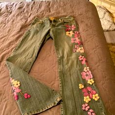 Cool Vintage Couture Embezzled Beaded Hand Painted Jeans One Of A Kind Purchased With Raised Flowers . Purchased In Beverly Hills. Size 7 - Worn Good Condition . As Is. Jean Painting, Designed Jeans, Mind Dump, Hand Painted Jeans, Hippie Jeans, Couture Jeans, Unique Jeans, Boho Jeans, Painted Jeans