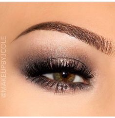 Mascara On Bottom Lashes, Round Shape Design, Bottom Lashes, Oval Brush, Eye Makeup Styles, Cool Makeup Looks, Makeup Guide, Soft Makeup, Smokey Eyes