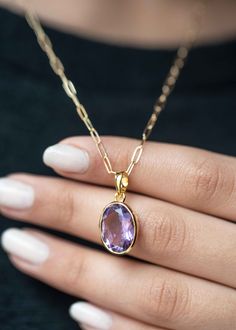 Add a hint of color to your jewelry collection with our classic oval Amethyst gold necklace handmade in .925 silver base and thick 18k gold vermeil. This classic with a touch of modern necklace features a single 14mm x 10mm deep purple genuine amethyst set in a sturdy bezel setting. Comes with flat cable chain to create a unique look in the length of your choice.  DETAILS: * Dimensions: Stone - 14mm x 10mm, Pendant total length 23mm * Material: 925 sterling silver base, natural genuine amethyst Gold Amethyst Necklace, Freyja Goddess, Amethyst Jewelry Necklace, Diy Wire Jewelry Rings, Hot Necklaces, Couples Rings, Goddess Athena, Amethyst Pendant Necklace, Wire Jewelry Rings