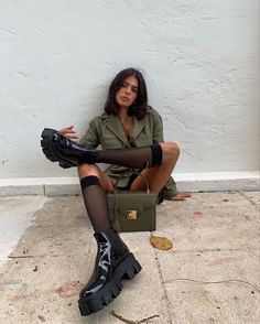 Influencer Fashion: Chunky Boots September Fits, Girly Grunge, Jen Ceballos, Socks Outfit, Pastel Outfit, Neue Outfits, Cover Girl, Looks Street Style, Smart Casual Outfit