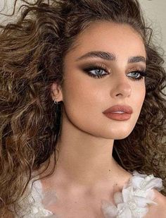 Bold Eye Wedding Makeup, Fall Bridal Makeup, Wedding Hairstyles And Makeup, Bold Eye Makeup, Celebrity Makeup Looks, Fall Mood, Viva Glam, Fall Makeup Looks