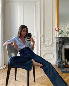 11 Expensive-Looking Denim Outfit Ideas With Dark-Wash Jeans | Who What Wear How To Style Flares, Style Flare Jeans, Flare Jeans Outfit, Black Bootcut Jeans, Looks Jeans, Blue Jean Outfits, Look Jean, Winter Mode, French Girls