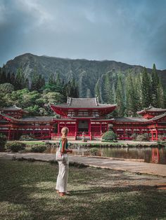 Japanese temple in Oahu Hawaii Byodo-in Temple Oahu, Japan Village, Hilton Hawaiian Village, Hawaii Trip, Hawaiian Culture, Hidden Beach, Buddhist Temple, Free Activities, Beautiful Backdrops