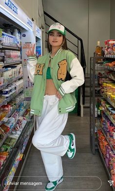 Hiphop Style Outfits, American Street Fashion, Varsity Jacket Outfit, Jacket Outfit Women, Effortlessly Chic Outfits, Looks Party, Tomboy Style Outfits, Hip Hop Outfits, Hoodie Outfit