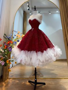 A beautiful red dress perfect for a Christmas party. Dress Like A Present, Red Christmas Dress Women, Christmas Themed Outfits, White Christmas Dress, Christmas Gown, Christmas Party Dresses, Beautiful Red Dress, Red Christmas Dress, Beautiful Red Dresses