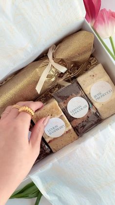 Cake samples in assorted flavors Cake Tasting Box Packaging, Assorted Cake Slices, Cake Packaging Ideas Design, Elegant Bakery Packaging, Cake Samples Packaging, Brownie Package Ideas, Baking Boxes Gift Packaging Ideas, Bakery Hamper Ideas, Dessert Hampers Ideas