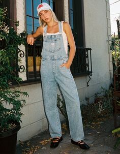 Levi's Vintage Overalls - Mesh Intentions. Made From A Durable Cotton-Rich Fabric, These Vintage-Inspired Overalls Have All The Familiar Features You Love Creating An Authentic Look From Top To Bottom. Better With Age And Wear, This Classic Workwear Essential Has Already Become A Closet Staple To Transition Through The Seasons. Adjustable Straps. Multiple Pockets For Storage. Relaxed Through Your Hip And Thigh. Approx. Inseam: 28''. 100% Cotton. Machine Wash. Imported. Model Is Wearing A Size X-Small. Model Measurements:height: 5'6" Bust: 32"waist: 26"hips: 35" Oversized Denim Overalls Outfit, Liberty Overalls Outfit, Hoodie Overalls Outfit, Southern California Fashion, Women’s Overalls, Overall Outfits Women, Levis Overalls Outfit, Vintage Overalls Outfits, Big Overalls