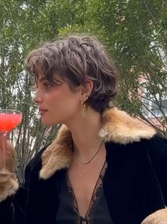 Short Hairstyle Women Square Jaw, Wavy Queer Haircut, Short Hair Curly Round Face, Short Curly 70s Hair, Short Curly Haircut Round Face, Short Women’s Mullet, Famous Women With Short Hair, Maisie Williams Short Hair, Short Hair 90s Style Wavy Bobs