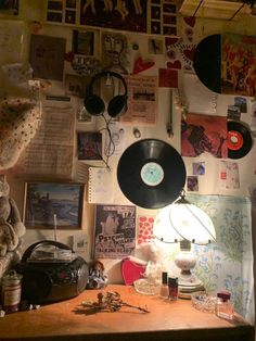 an old record player is sitting on a desk