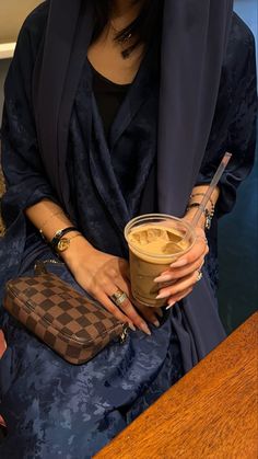 Emarati Girl Aesthetic, Emirati Aesthetic, Khaleeji Girl Aesthetic, Arab Girl Aesthetic, Abaya Aesthetic, Goals 2023, Design Abaya, Manifesting Goals, Arab Scarf