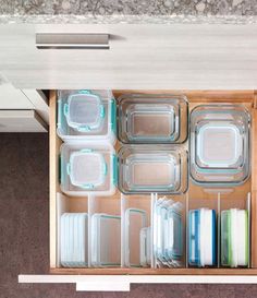 Perfect place for Pryex + deep kitchen drawer organization + clear drawer dividers Tupperware Organizing, Kabinet Dapur, Kitchen Organization Diy, Kitchen Drawer Organization, Kitchen Organisation, Organizing Hacks, Organisation Hacks, Kitchen Hacks Organization, Kitchen Cabinet Organization