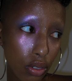 Purple Highlight Makeup, Moon Fairy Makeup Ideas, Katie Blake Makeup, Northern Lights Makeup, Light Blue Eyeshadow Makeup, Hood Healer, Multichrome Eyeshadow Looks, Extravagant Makeup Looks, Indie Sleaze Makeup