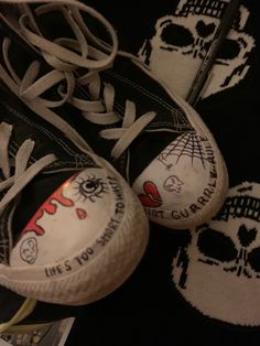 Drawing Ideas On Converse, Drawing On Shoes Aesthetic Grunge, Things To Draw On Your Shoes, Things To Draw On Your Converse, Aesthetic Shoes Drawing, Converse Drawing Ideas, Things To Draw On Shoes, Converse Designs Diy, Doodles On Converse