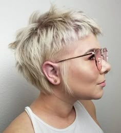 Choppy Mullet with Undercut Undercut Mullet Women, Shag Mullet, Edgy Hairstyles, Undercut Long Hair, Androgynous Hair, Hair 2022, Shaved Undercut, Mullet Haircut