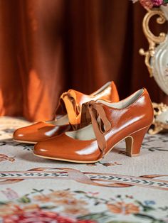 Step back in time with these 1920s-style vintage-inspired Mary Jane heels. Featuring an elegant oil-waxed genuine leather upper, these shoes are a perfect blend of vintage charm and modern comfort. The classic ribbon tie adds a touch of sophistication, while the 6.5 cm (approximately 2.5 inches) rubber sole provides a stable lift. These versatile shoes are ideal for anyone looking to capture a timeless look with a nod to the past. The leather insole ensures lasting comfort, while the pigskin lining keeps your feet feeling fresh all day. Whether you pair them with a vintage dress or modern attire, these Victorian-inspired heels are perfect for both casual and formal occasions. Key Features: Genuine oil-waxed leather upper for a luxurious feel Rubber sole for stability and traction 6.5 cm (2 Vintage Block Heel Heels For Fall, Vintage Block Heels For Fall, Vintage High Heel With Penny Strap, Retro High Heels With Penny Strap, Retro High Heel Penny Strap Heels, Vintage Closed Toe Heels With Penny Strap, Retro Penny Strap High Heels, Retro Leather Shoes With Leather Sole For Fall, Vintage Brown Heels For Fall