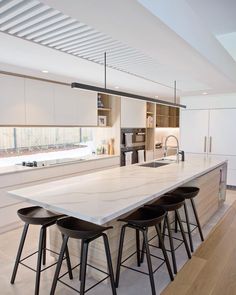 Huge Kitchen Island, Stone Kitchen Island, Off White Kitchens, Kitchen Benchtops, Small Building, Spacious Kitchen, Design Building, Modern Kitchen Island, Kitchen Benches