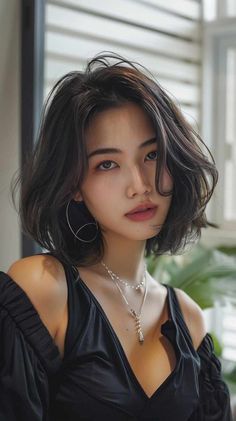 Bob Haircut Back View, Trim Your Own Hair, Bleaching Your Hair, Celebrity Style Icons, Celebrity Fashion Looks, Back To School Hairstyles, Short Hair Color, Casual Hairstyles, Famous Fashion