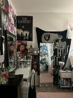 Rocker Room Aesthetic, Grungequette Room, Room Decor Streetwear, Grunge Bed, Room Ideas Grunge, Emo Room, Graffiti Room, Y2k Room